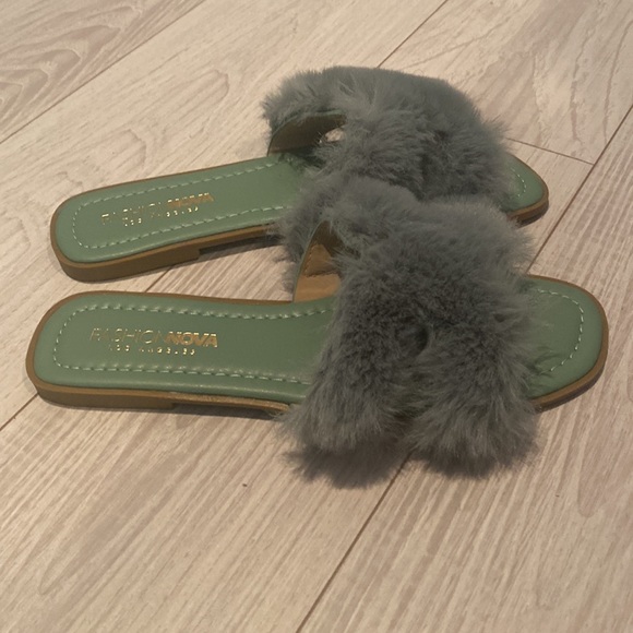 NWOT Fluffy women sandals, Size 8 - Picture 4 of 8